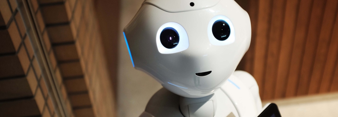 Ein Roboter ganz in Weiss mit hinterleuchteten Augen
